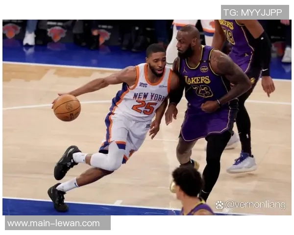 太阳队与开拓者队的激烈对决展现篮球魅力与团队精神的完美结合 太阳队与开拓者队的激烈对决展现篮球魅力与团队精神的完美结合